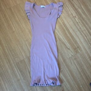 Short dress in light purplish pink.